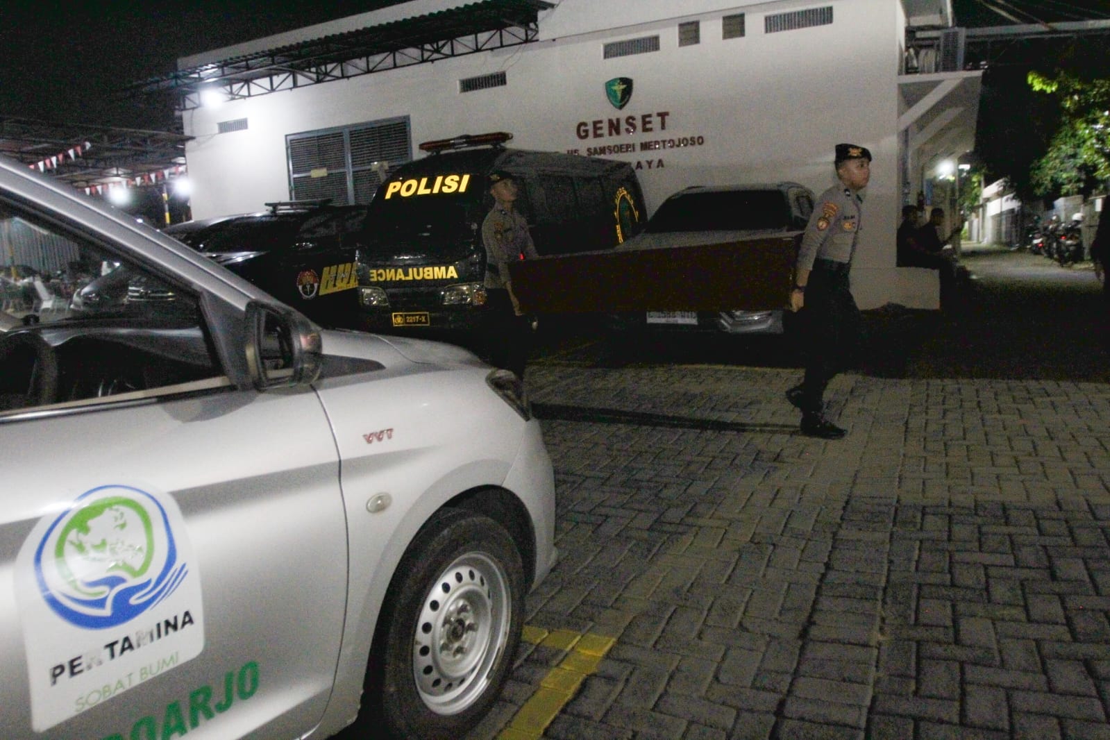 PEDULI: Mobil jenazah pemberian CSR Pertamina Patra Niaga membantu mengantarkan jenazah korban ambruknya musala Ponpes Al-Khoziny Buduran dari RS Bhayangkara Surabaya ke rumah duka. (ABDULLAH MUNIR)