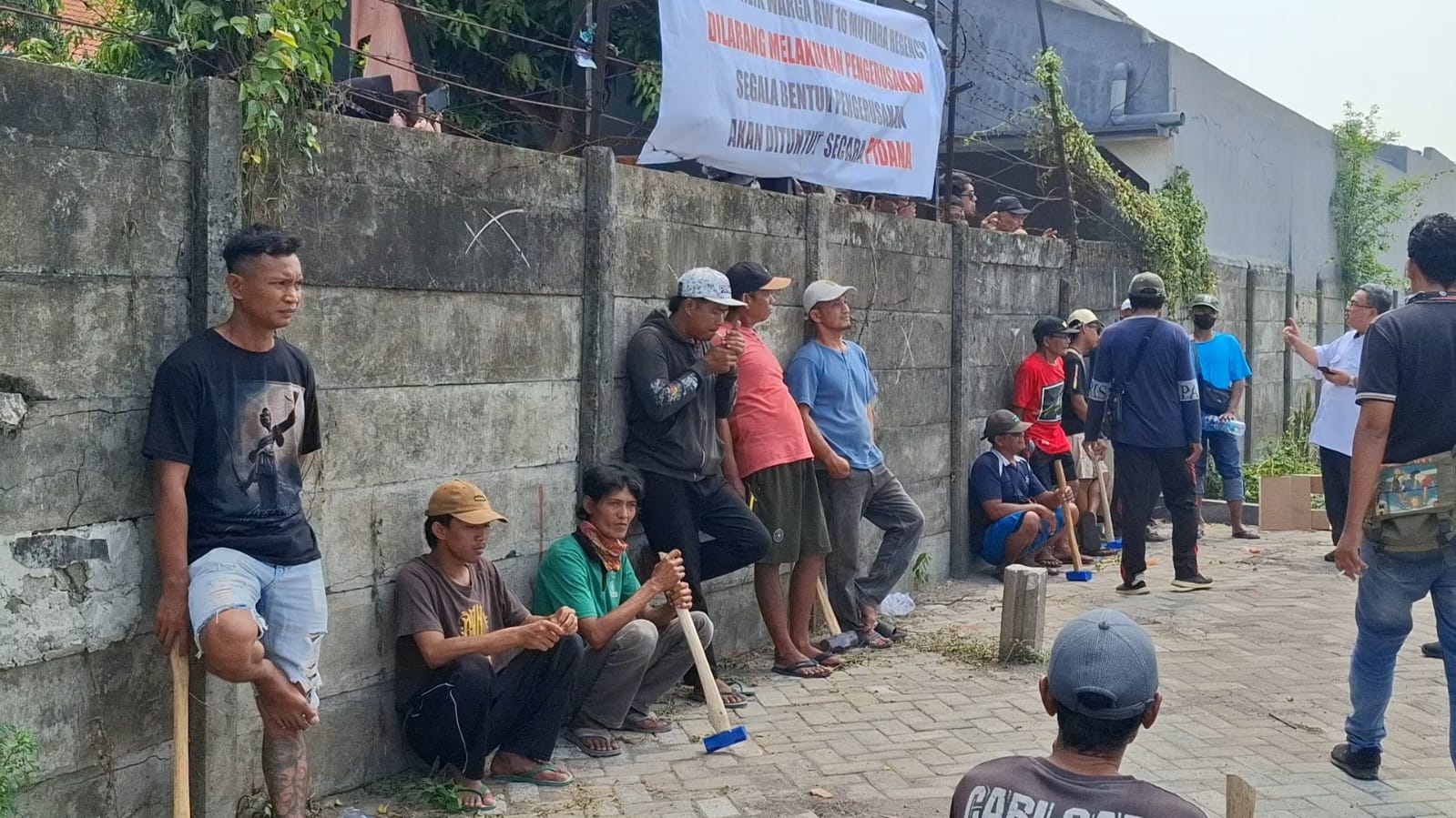 BUTUH SOLUSI: Lokasi tembok yang akan dijebol oleh warga untuk akses jalan. (M SAIFUL ROHMAN/RADAR SIDOARJO)