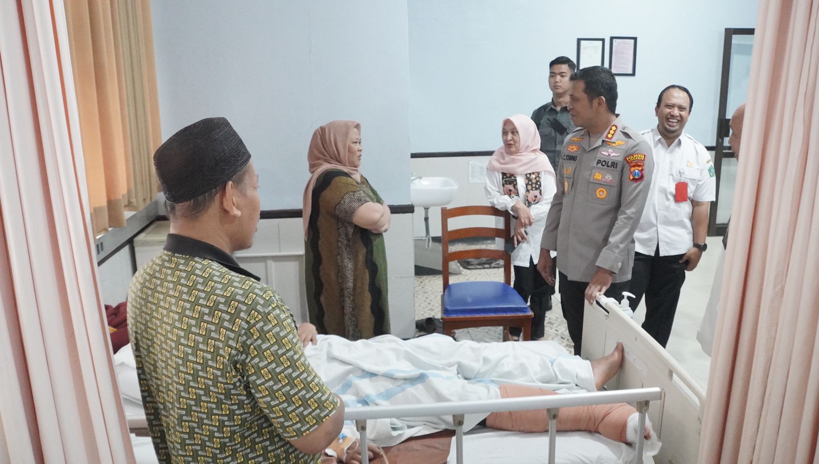 MASIH PERAWATAN: Kapolresta Sidoarjo Kombes Pol Christian Tobing menjenguk santri di RSUD RT Notopuro, Rabu (8/10).