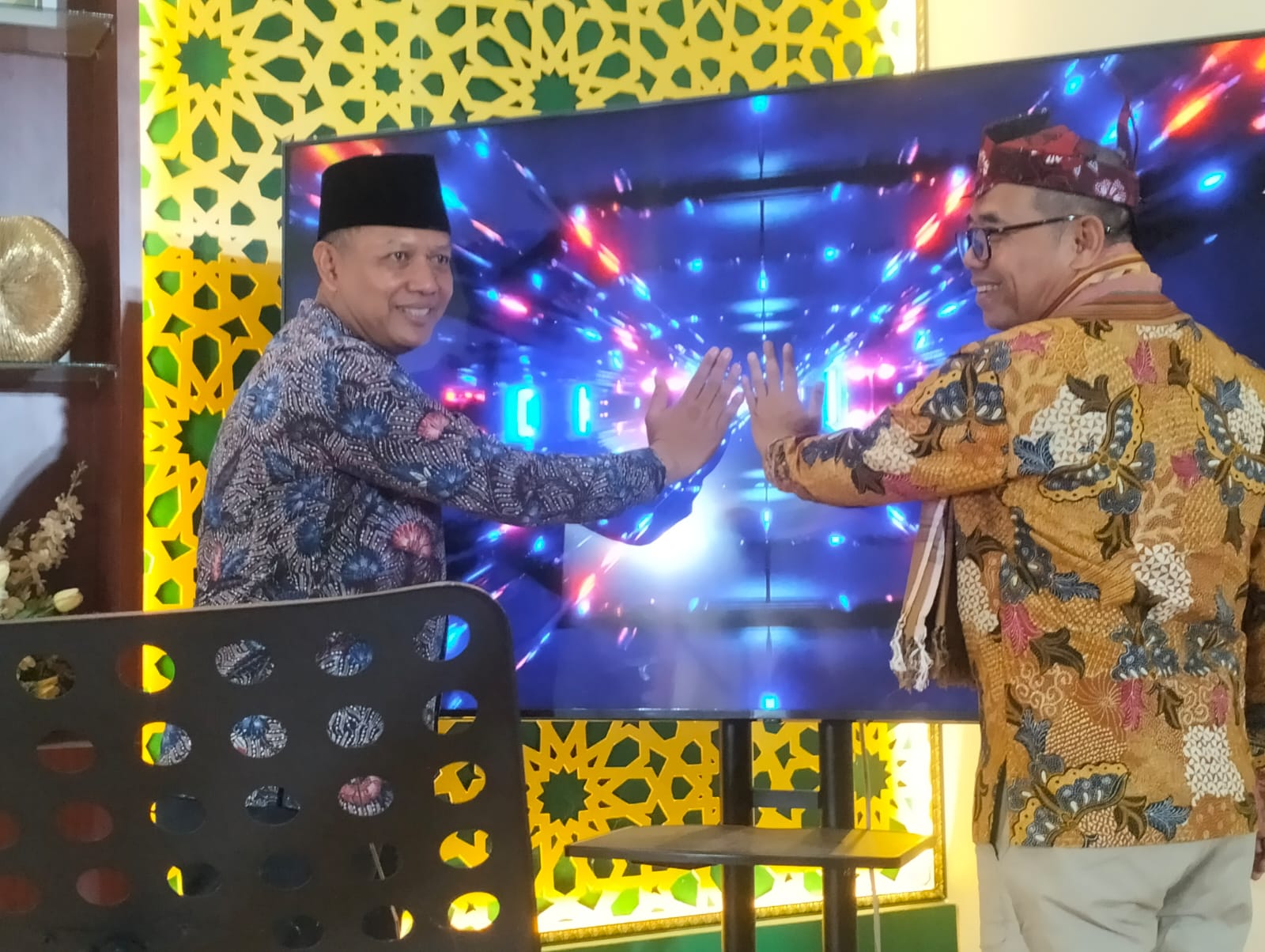 APRESIASI: Kepala Kemenag Sidoarjo, H Mufi Imron Rosyadi (kiri) bersama Kakanwil Kemenag Jatim Dr. Akhmad Sruji Bahtiar saat kegiatan anugerah guru dan tenaga kependidikan. (ANAS/RADAR SIDOARJO)