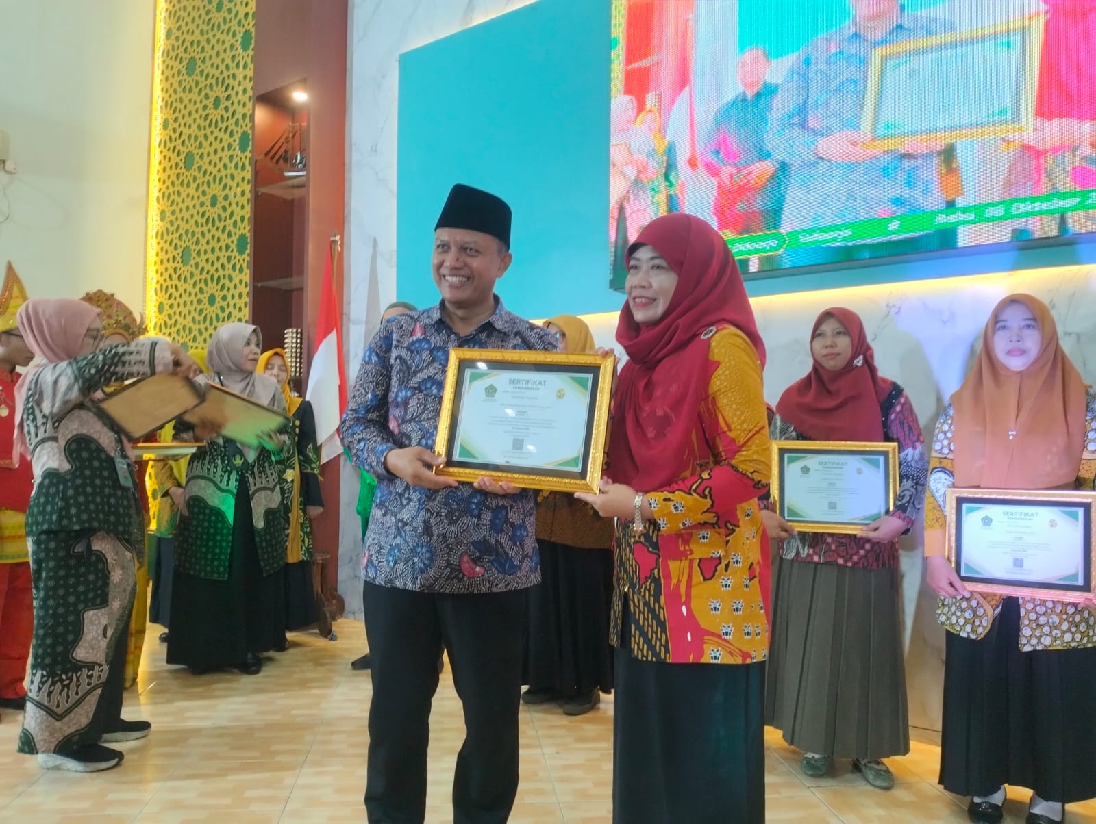 BANGGA: Sebanyak 85 guru dan tenaga kependidikan madrasah menerima penghargaan dari Kemenag Sidoarjo.