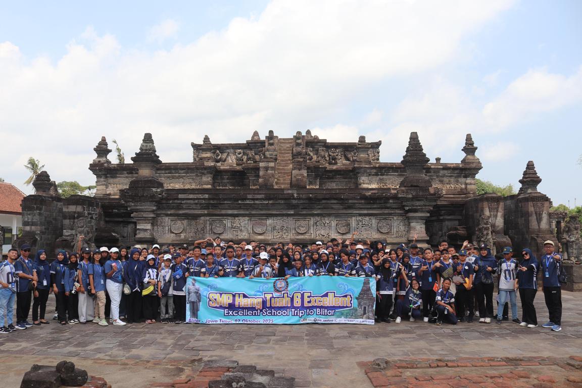FOTO BERSAMA: Kepala sekolah dan guru SMP Hang Tuah 6 beserta siswa kelas VII dalam kegiatan Excellent School Trip To Blitar.