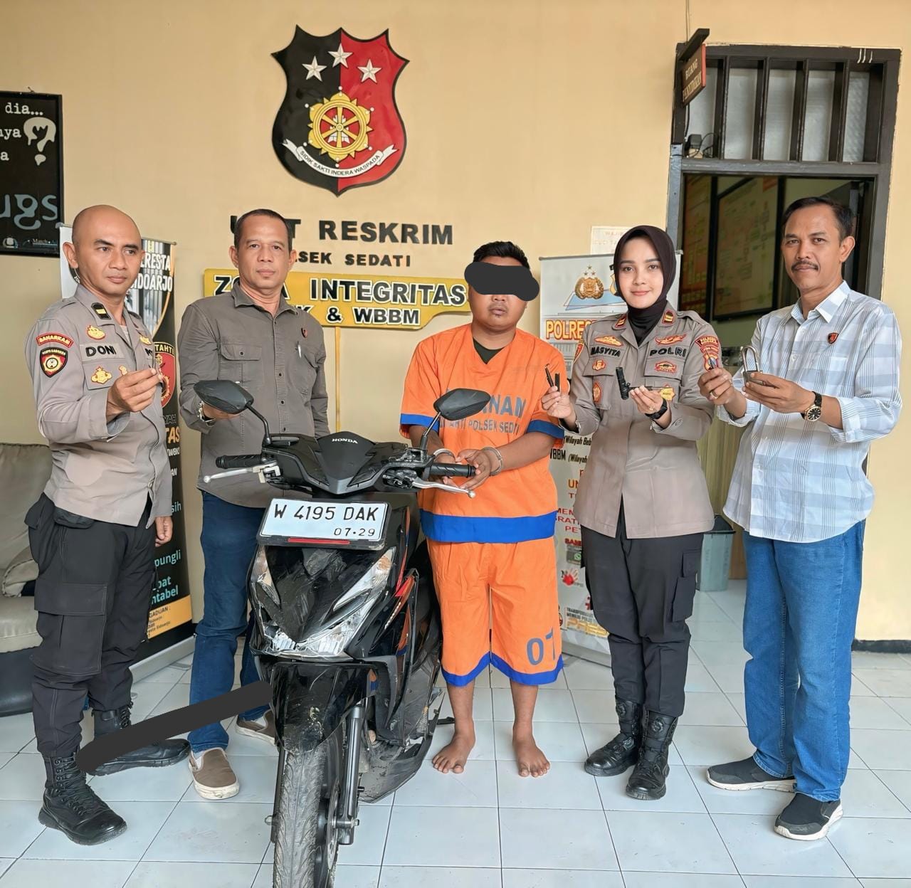 NEKAT: Pelaku berhasil diamankan di Mapolsek Sedati.