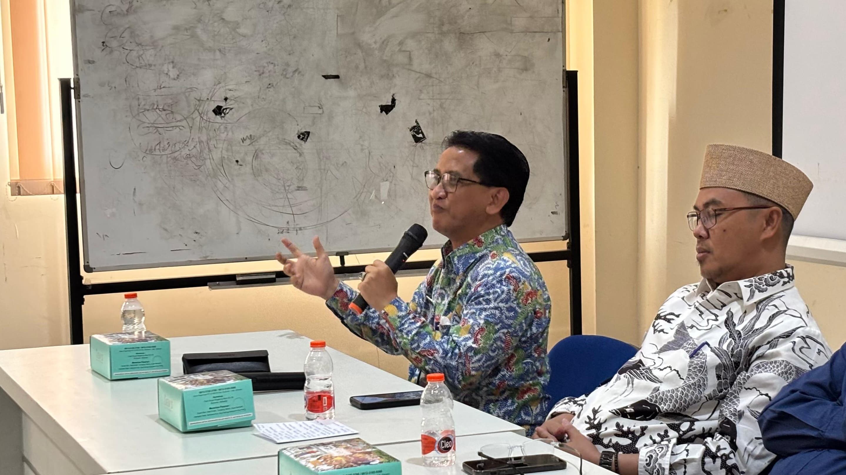 PRIORITAS: Kepala Dispendukcapil Sidoarjo, Reddy Kusuma (kiri) bersama Ketua DPRD Sidoarjo Abdillah Nasih. (M SAIFUL ROHMAN/RADAR SIDOARJO)