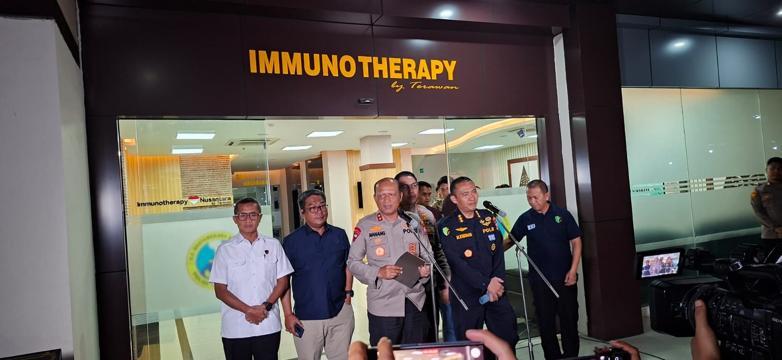 PROSES HUKUM: Kapolda Jatim Irjen Pol Nanang Avianto saat memberikan keterangan pers soal pemeriksaan 17 saksi terkait ambruknya Musala Ponpes Al Khoziny. (MAHRUS/RADAR SURABAYA)