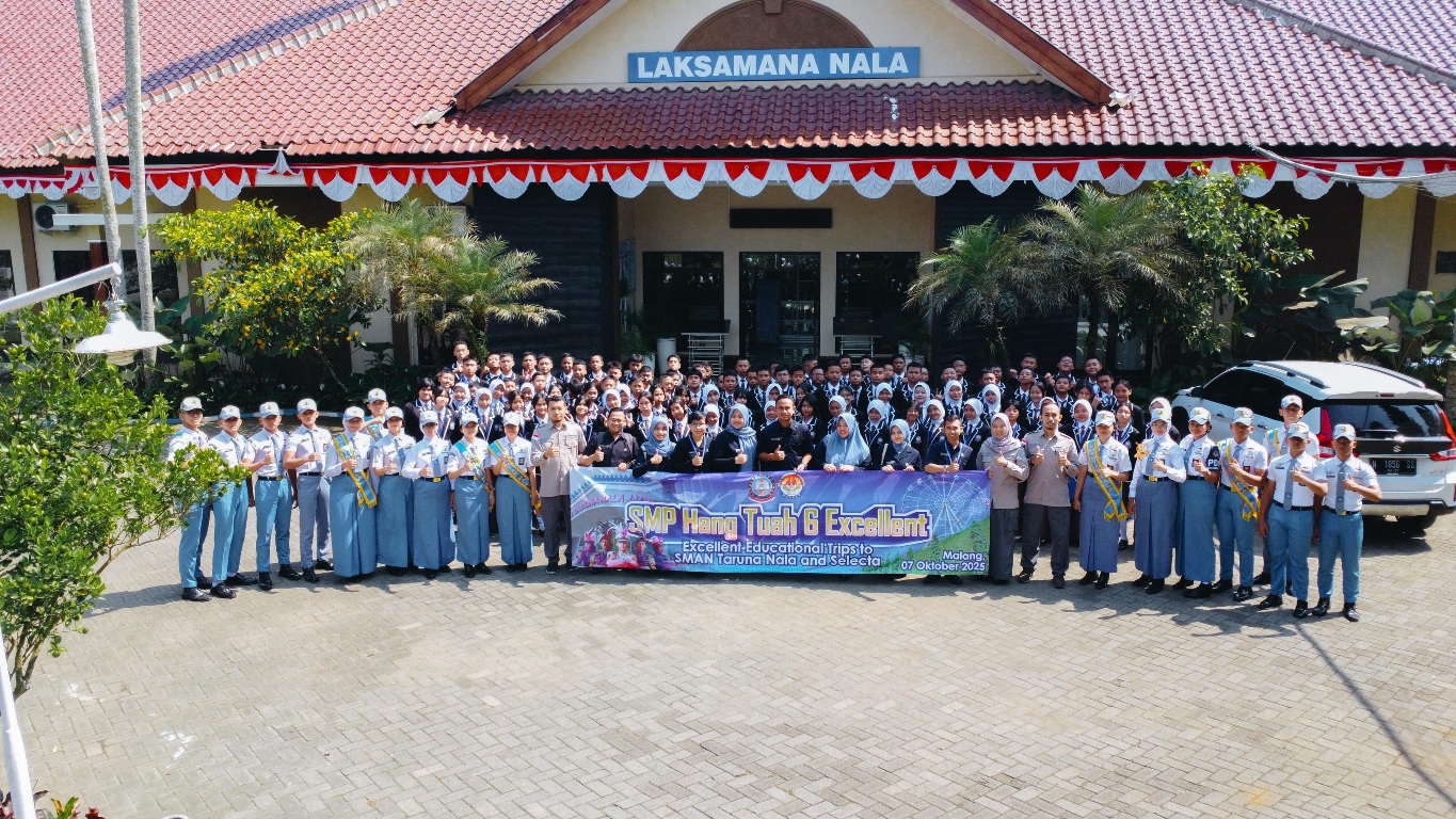 KOMPAK: Foto bersama guru SMAN Taruna Nala beserta siswanya dan guru SMP Hang Tuah 6 Excellent beserta siswa kelas VIII dalam kegiatan outdor learning. (ANAS/RADAR SIDOARJO)