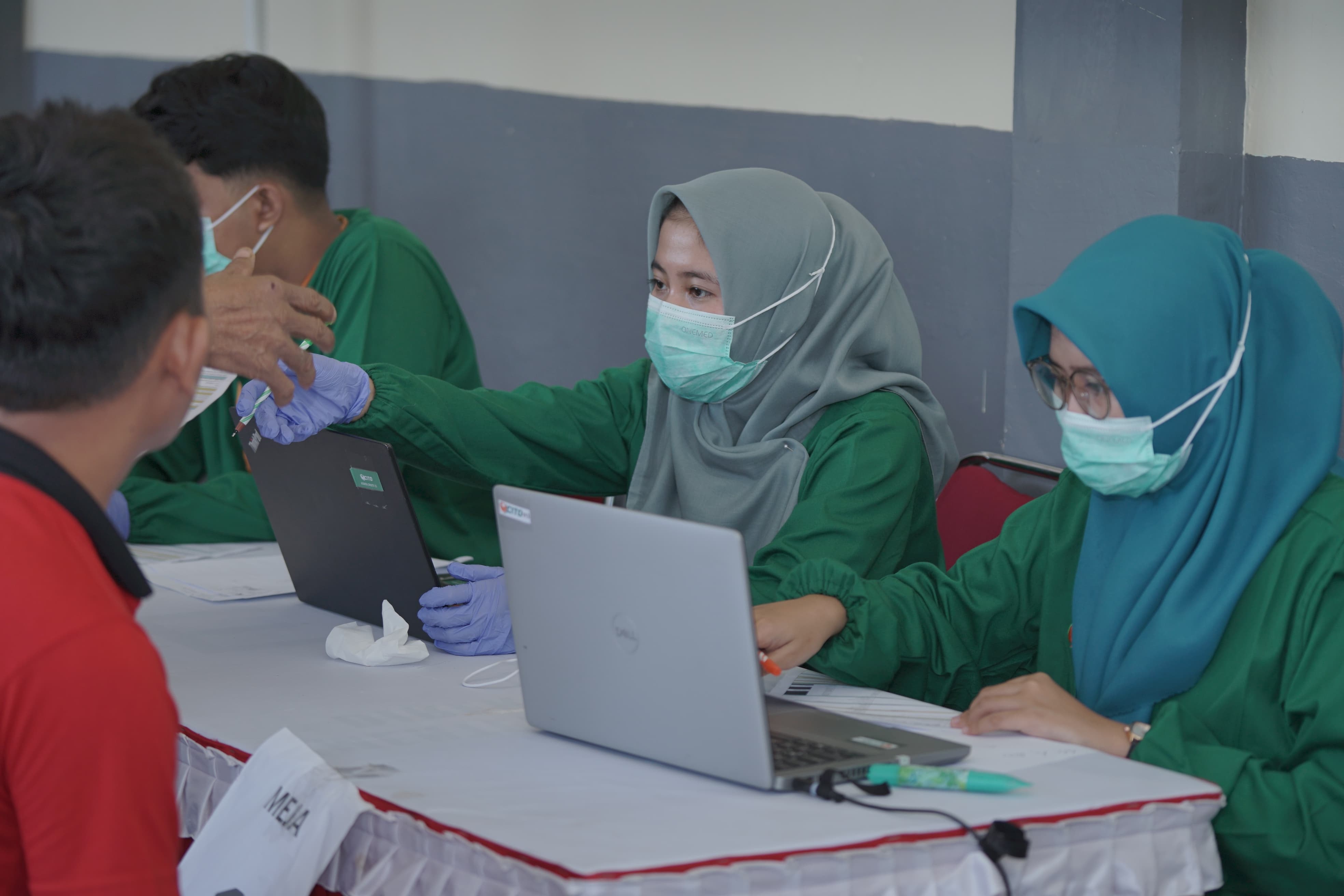 BIAR SEHAT: Tenaga medis memeriksa kesehatan narapidana Lapas Porong.
