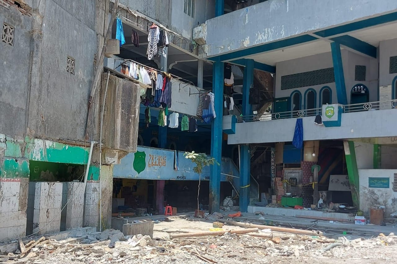 RAMPUNG: Suasana bekas ambruknya musala di Ponpes Al Khoziny, Buduran. (DIKY SANSIRI/RADAR SIDOARJO)