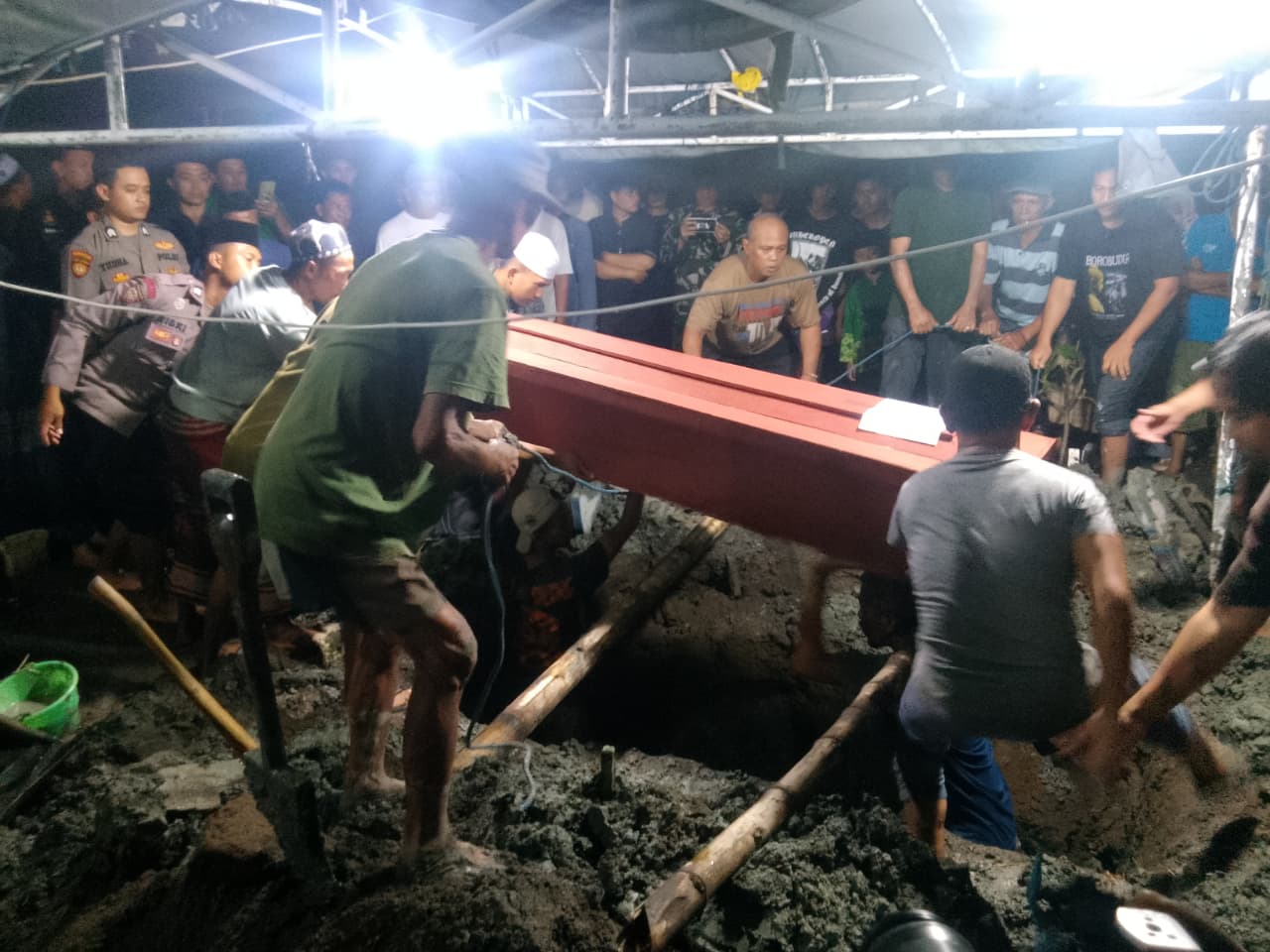 BERDUKA: Jenazah korban ambruknya gedung Ponpes Al-Khoziny, Buduran, Mohammad Abdul Rohman Nafis, dimakamkan di TPU Desa Pulungan, Kamis (9/10) malam. (DIKY SANSIRI/RADAR SIDOARJO)