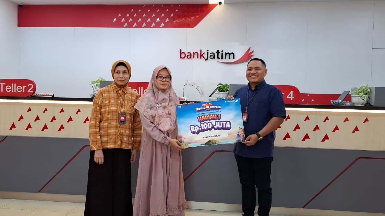 SENANG: Salah satu pemenang undian Anis Munawaroh mengaku sangat bahagia saat menerima kabar dari pihak Bank Jatim.  &nbsp;
