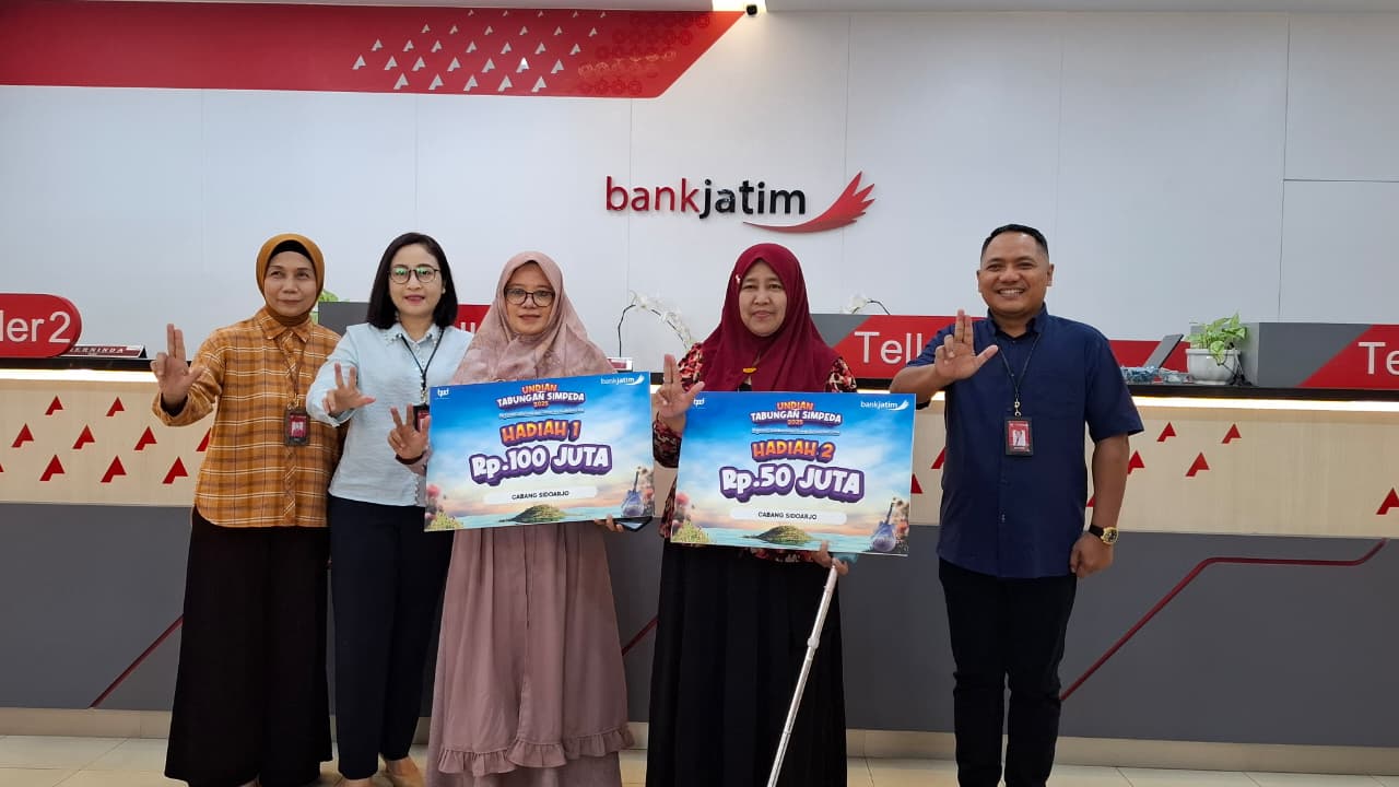 BERSYUKUR: Pimpinan Bank Jatim Cabang Sidoarjo, Suyatno (kanan) saat foto bersama dengan dua pemenang undian. (M SAIFUL ROHMAN/RADAR SIDOARJO)