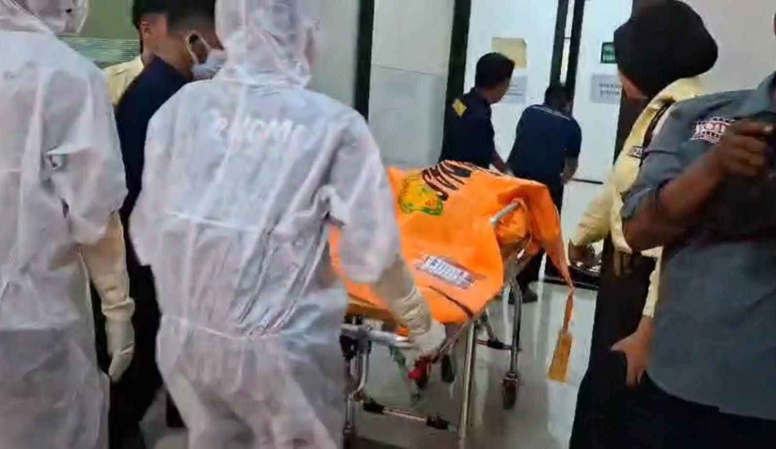 DIIDENTIFIKASI: Jenazah dievakuasi ke Rumah Sakit Bhayangkara Polda Jatim.
