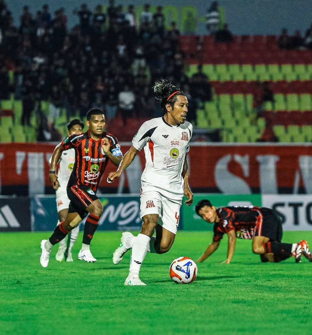 MENANG: Pemain Deltras Sidoarjo, Bima Ragil saat melawan Persipura Jayapura. (FOTO: DELTRAS SIDOARJO)