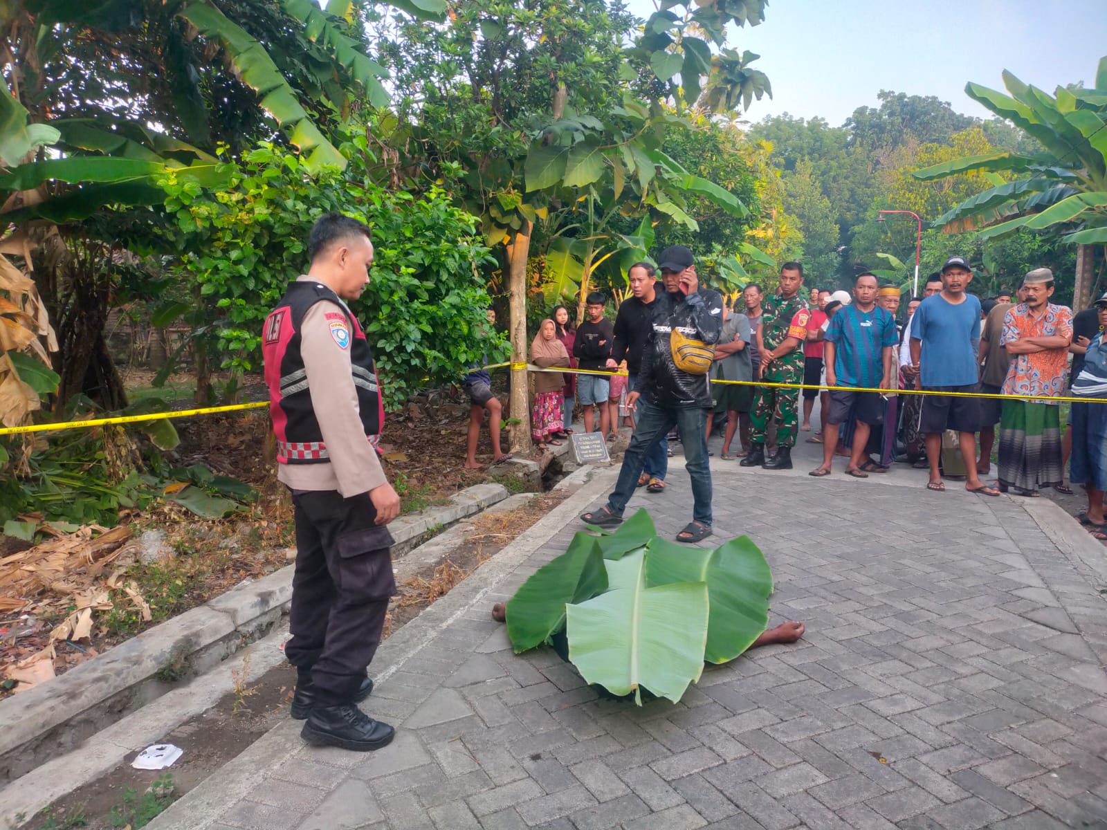 OLAH TKP: Polisi sedang melakukan penyelidikan di Porong, Sidoarjo, Sabtu (11/10).