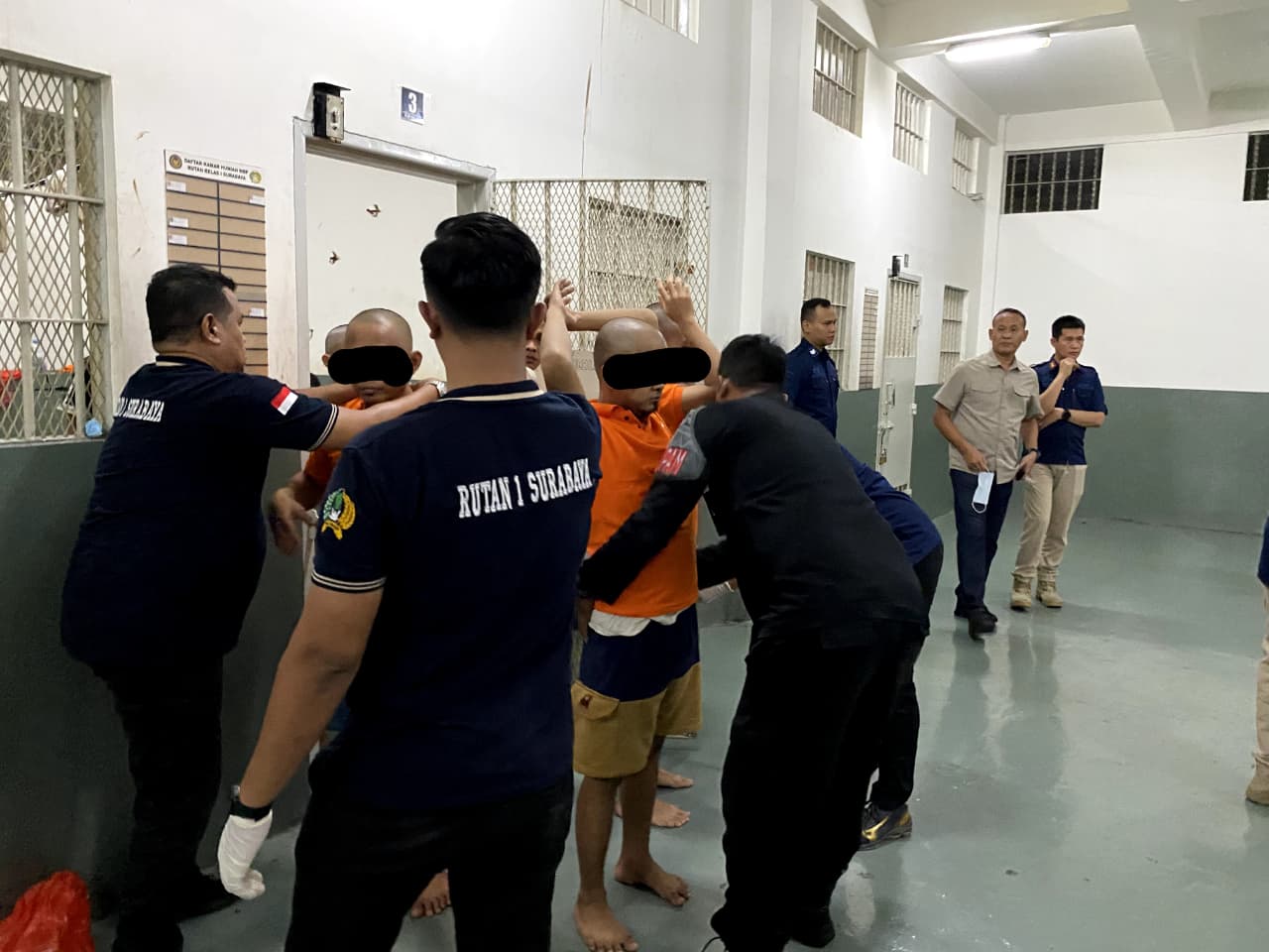 KETAT: Petugas melakukan penggeledahan mendadak di Rutan Kelas I Surabaya, Sabtu (11/10) dini hari.