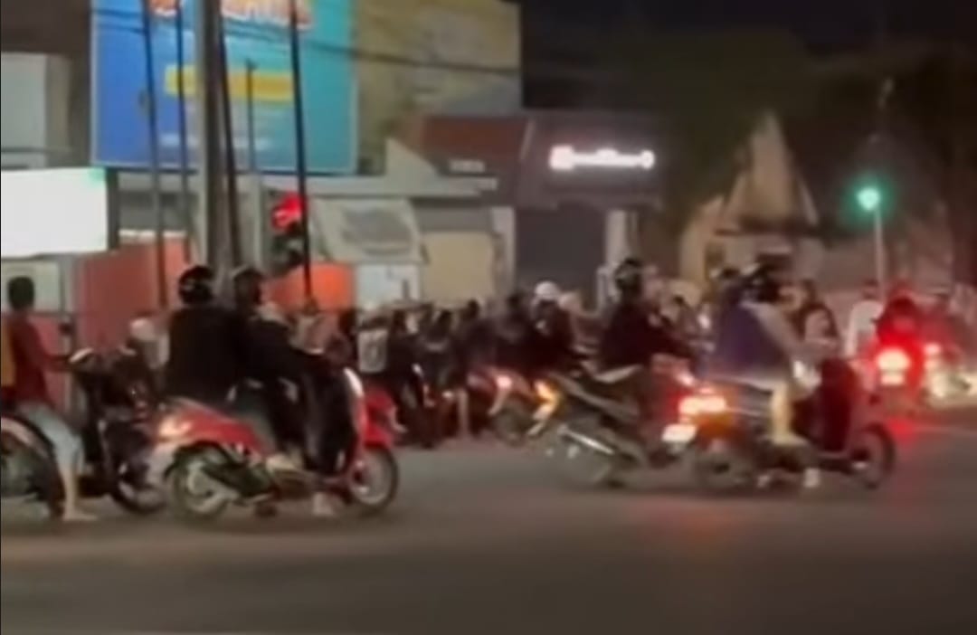 BRUTAL: Ratusan pesilat konvoi di kawasan Taman, Sidoarjo, Sabtu (11/10) malam.&nbsp;