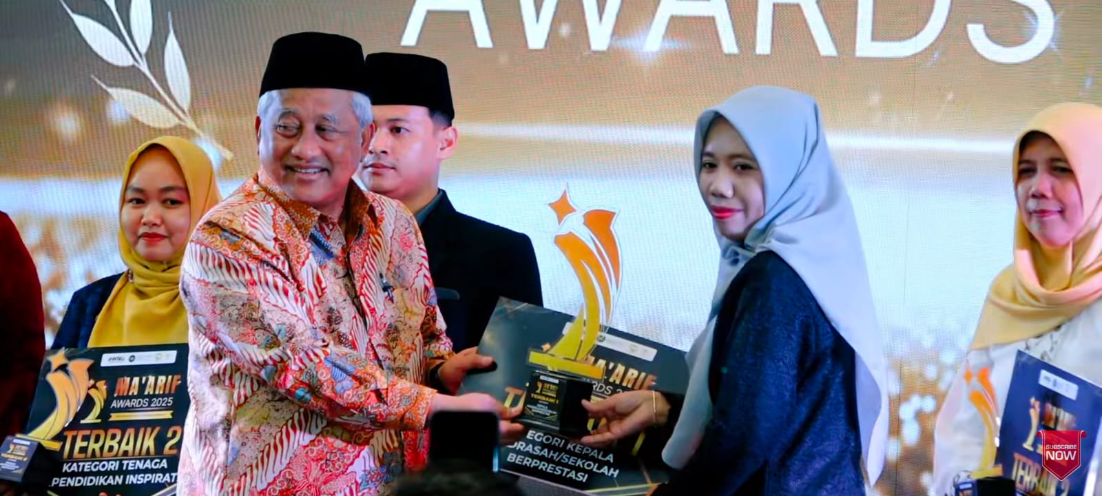 BANGGA: Kepala MINU KH Mukmin Sidoarjo, Anis Faridah sebagai terbaik 1 katagori kepala Madrasah Berprestasi Ma