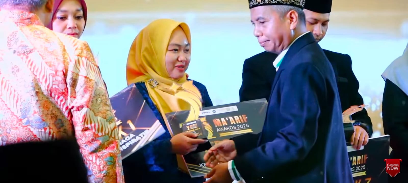 KEREN: Lailatus Zakiyah saat mendapat piala sebagai terbaik 2 Katagori Tenaga Pendidikan Inspiratif Dalam gelaran Ma