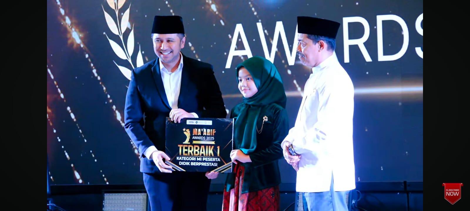 INSPIRATIF: Desmilana Tenri Zhafeera siswa MINU KH Mukmin Sidoarjo meraih prestasi Terbaik 1 Kategori Peserta Didik Berprestasi Tingkat MI yang diberikan oleh Wagub Jatim Emil Elestianto Dardak.