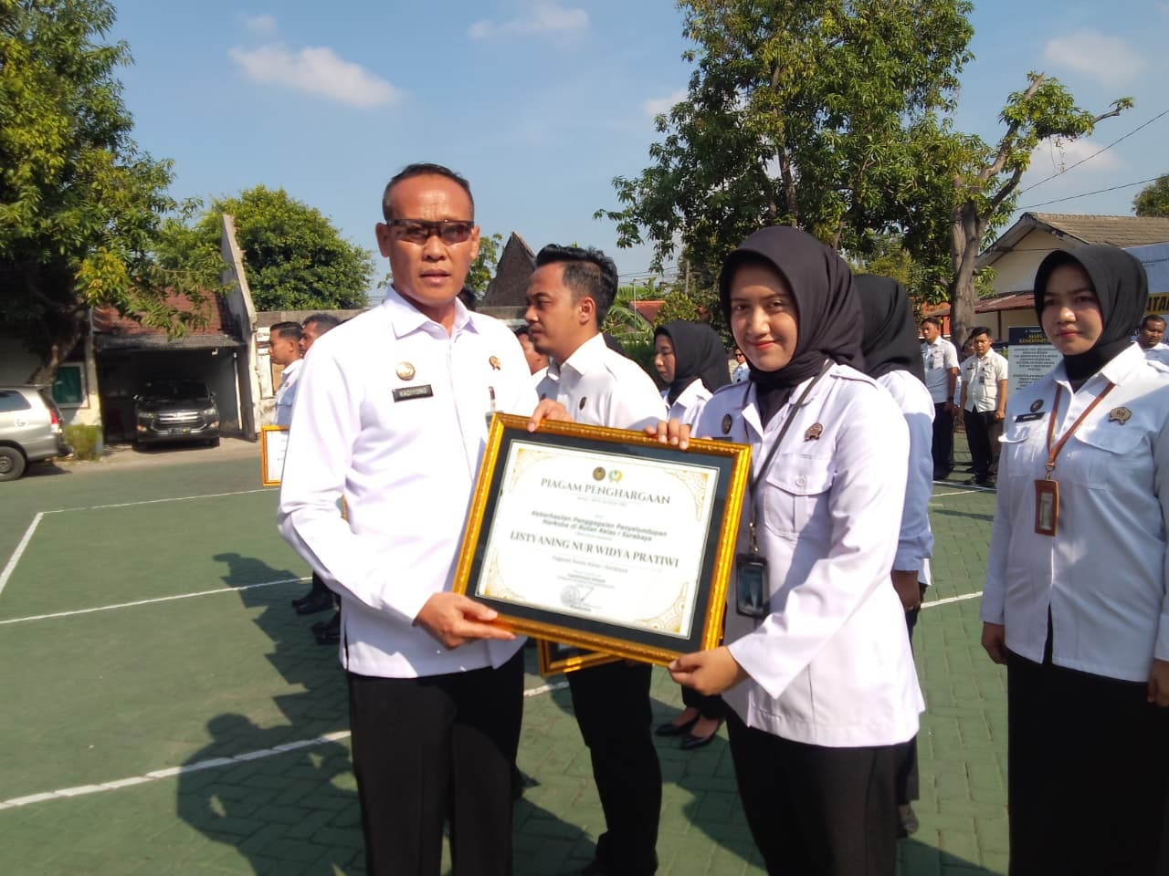 KOMITMEN: Petugas pemeriksaan terima penghargaan dari Kakanwil Ditjenpas Jatim. (DIKY SANSIRI/RADAR SIDOARJO)