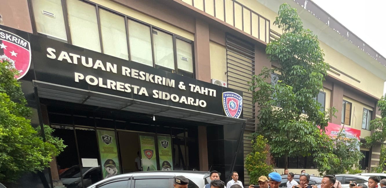 DITAHAN: Pelaku dugaan pembunuhan diamankan Satreskrim Polresta Sidoarjo. (DIKY SANSIRI/RADAR SIDOARJO)