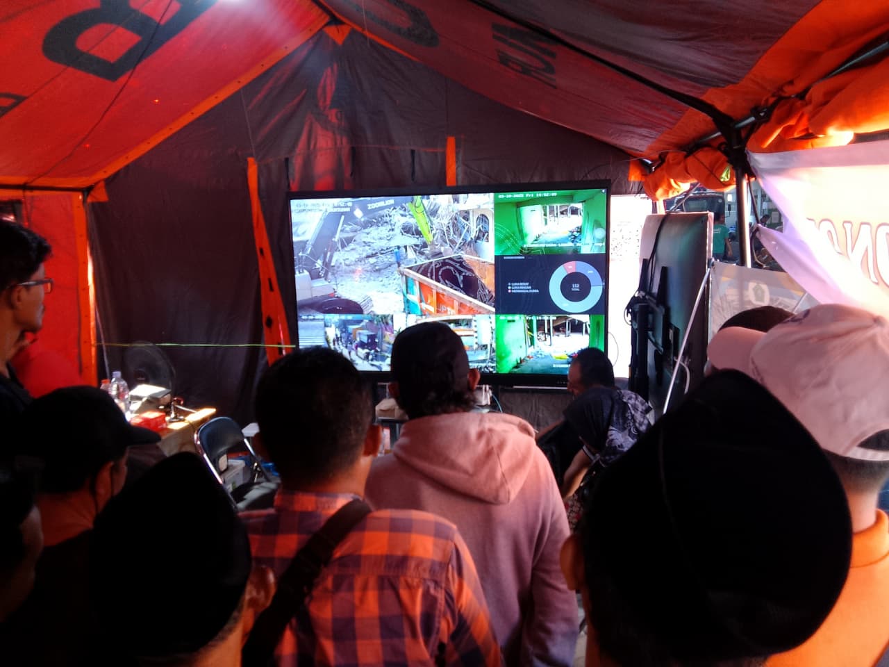 EVAKUASI TUNTAS: Keluarga sedang melihat proses evakuasi korban yang ditemukan saat proses pencarian saat itu. (DIKY SANSIRI/RADAR SIDOARJO)  &nbsp;