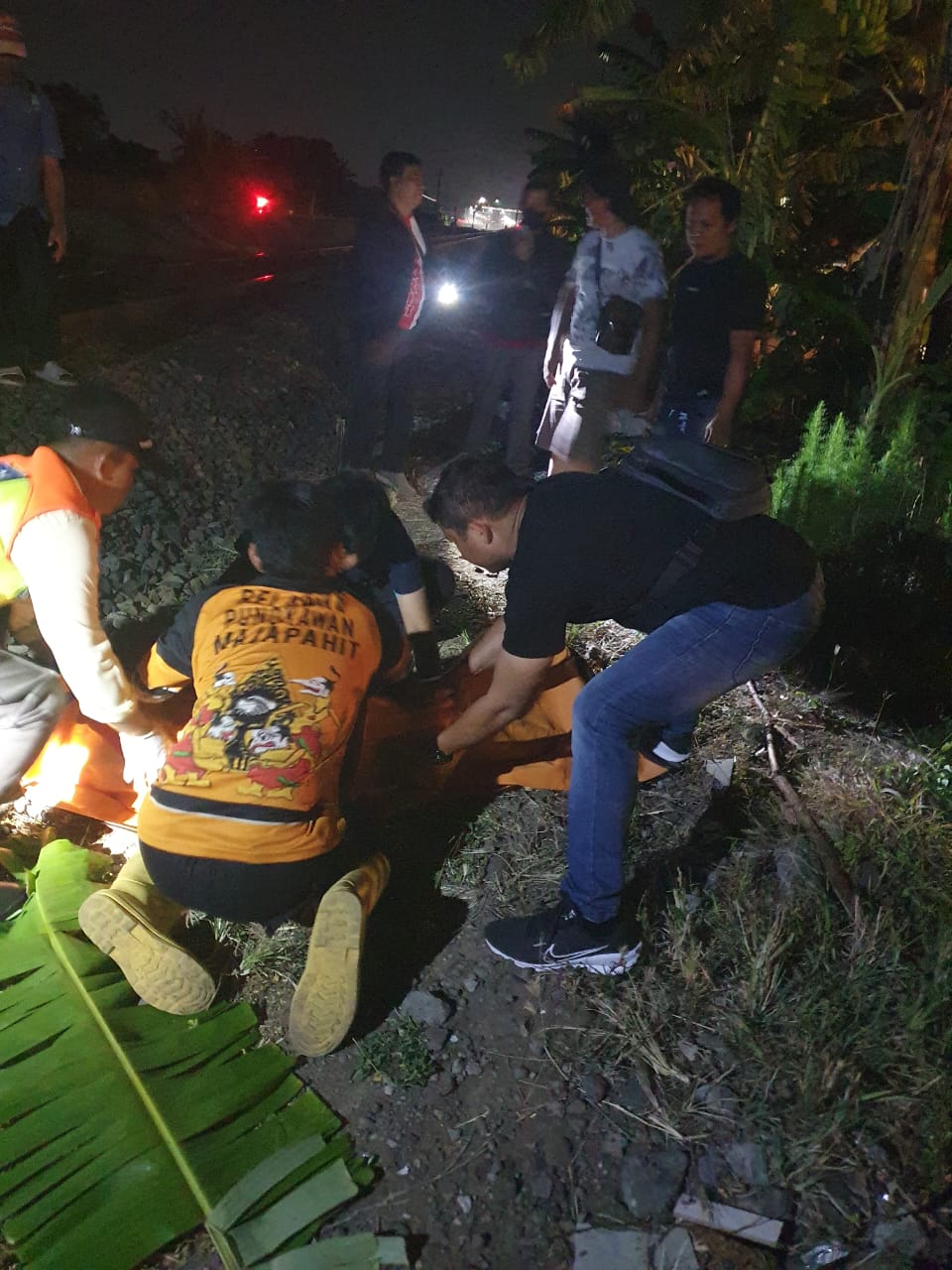 NAHAS: Petugas sedang mengevakuasi jasad korban tertabrak kereta api di Krian, Selasa (14/10).