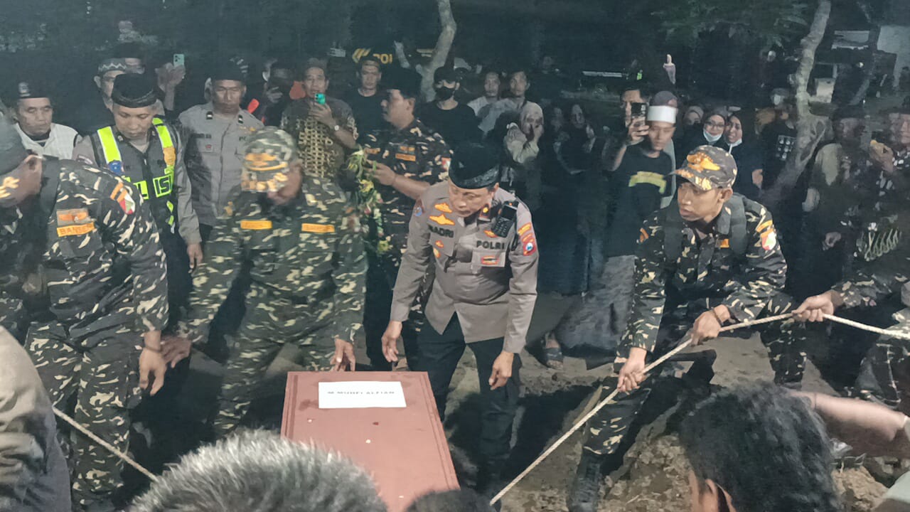 DUKA: Kapolsek ikuti prosesi pemakaman korban ambruknya Ponpes Al Khoziny di Buduran, Selasa (14/10) malam.