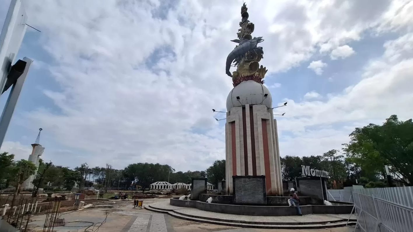 DIKEBUT: Pengerjaan kawasan Alun-alun Sidoarjo masih terus berlangsung hingga saat ini. (M SAIFUL ROHMAN/RADAR SIDOARJO)