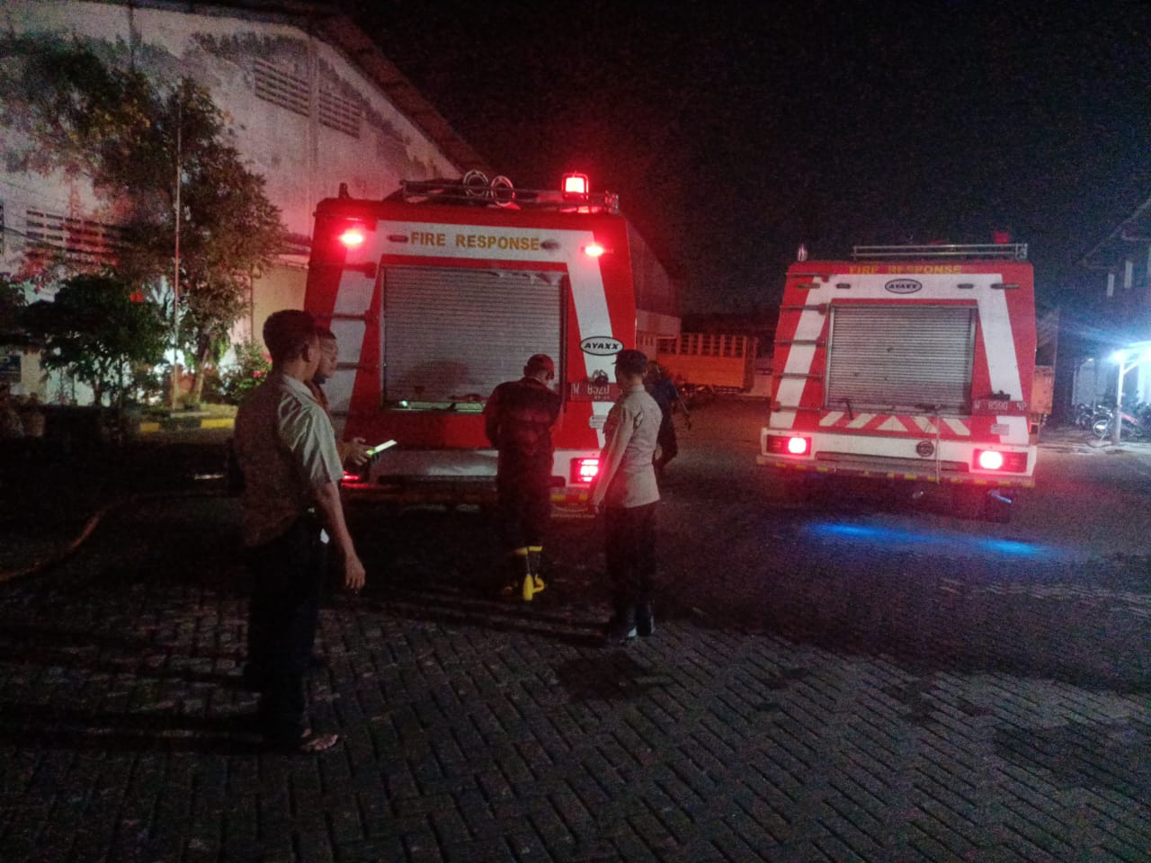 HANGUS: Petugas damkar berjibaku memadamkan api di Taman, Selasa (14/10) malam.