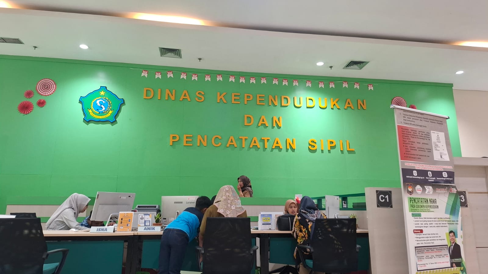STOK AMAN: Warga saat mengurus pencetakan e-KTP di MPP Sidoarjo. (M SAIFUL ROHMAN/RADAR SIDOARJO)
