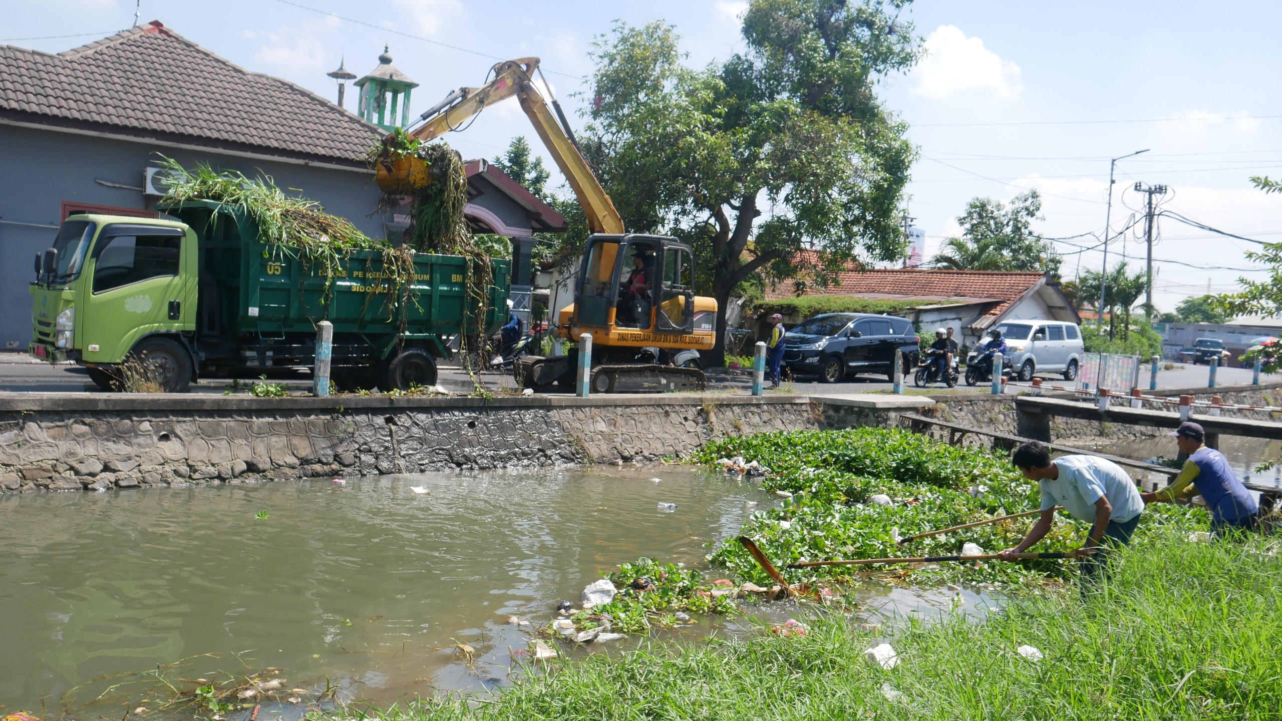 GERAK CEPAT: Mengerahkan alat berat untuk mengangkat berbagai jenis sampah yang menumpuk di saluran Mangetan Kanal, Desa Keboan Anom, Kecamatan Gedangan.  &nbsp;