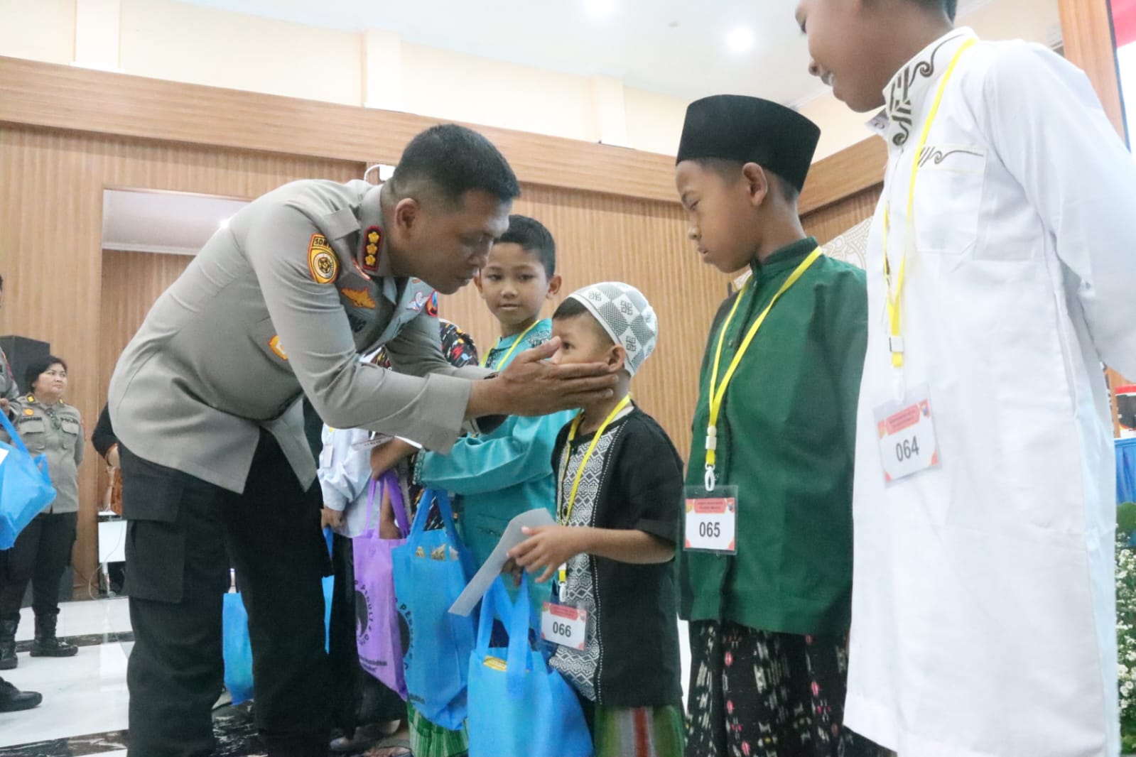 PEDULI: Ratusan anak ikuti khitan massal gratis di Polresta Sidoarjo.