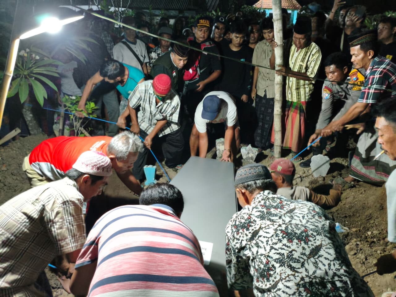 SUASANA DUKA: Jenazah Fairuz dimakamkan di TPU Desa Singopadu, Tulangan, Rabu (15/10) malam. (DIKY SANSIRI/RADAR SIDOARJO)