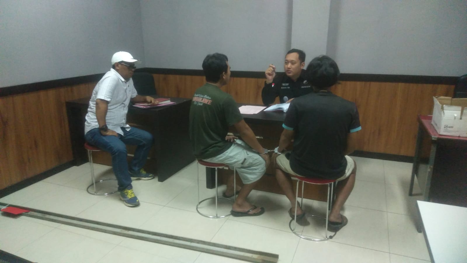 PENGEROYOKAN: Dua tersangka sedang menjalani pemeriksaan kala itu.