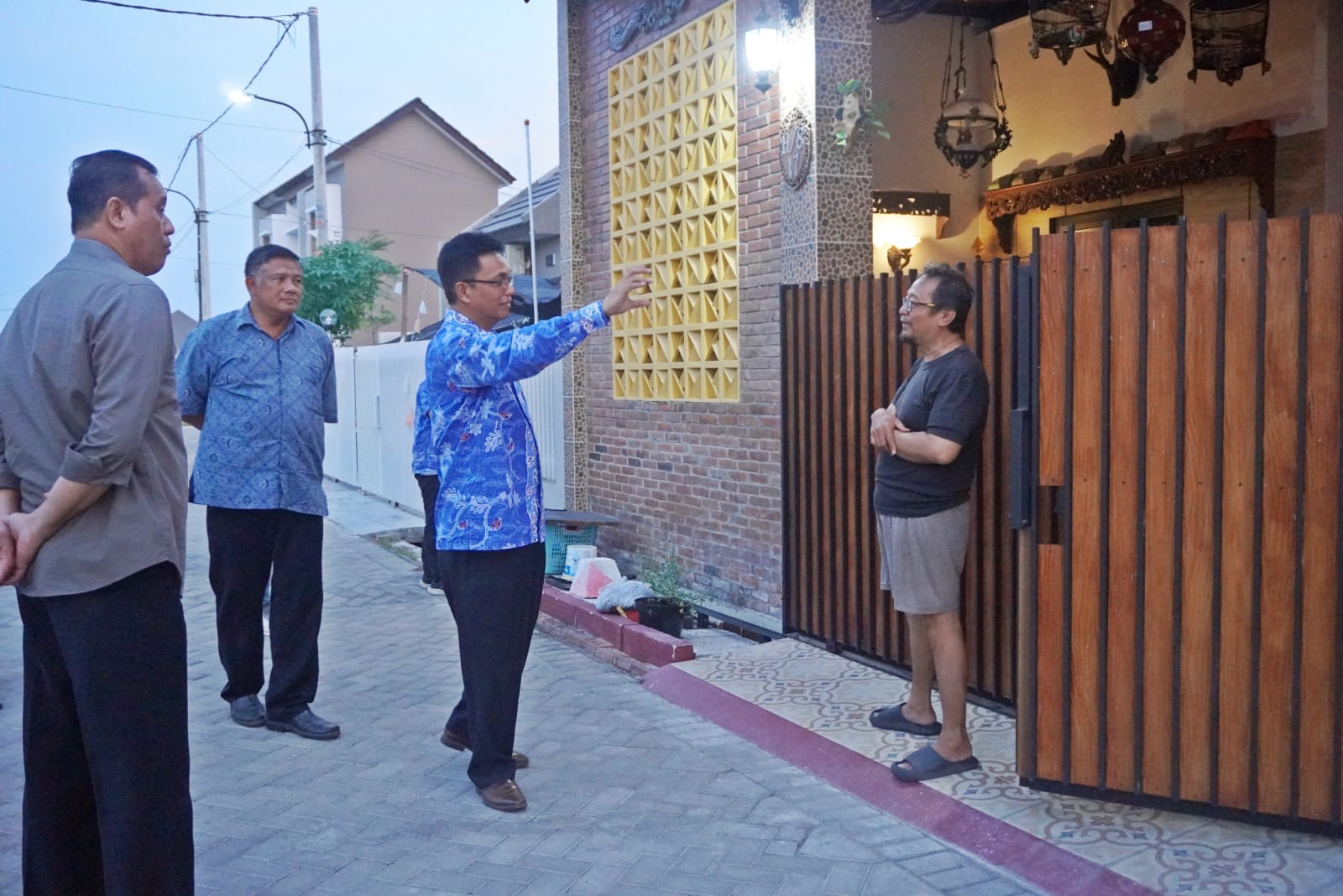 TERTANGANI: Direktur Utama Perumda Delta Tirta, Dwi Hary Soeryadi saat turun ke lapangan menemui warga Perumahan Alana Tambakoso II.