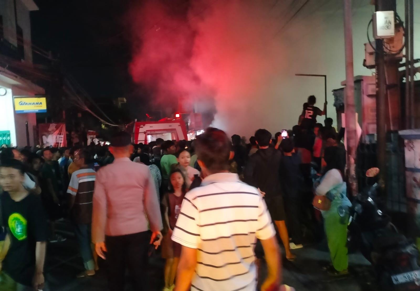 HANGUS: Petugas sedang berjibaku memadamkan api di toko sembako, Geluran, Taman, Kamis (16/10) malam. (DIKY SANSIRI/RADAR SIDOARJO)