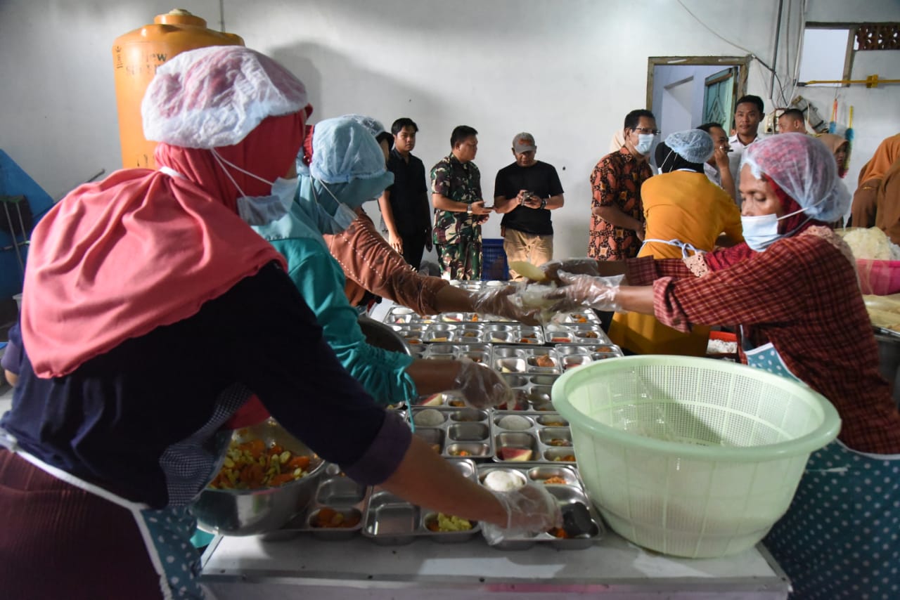 SIAP SAJI: Makanan program MBG siap dikirim dari salah satu dapur SPPG Sidoarjo. (M SAIFUL ROHMAN/RADAR SIDOARJO)