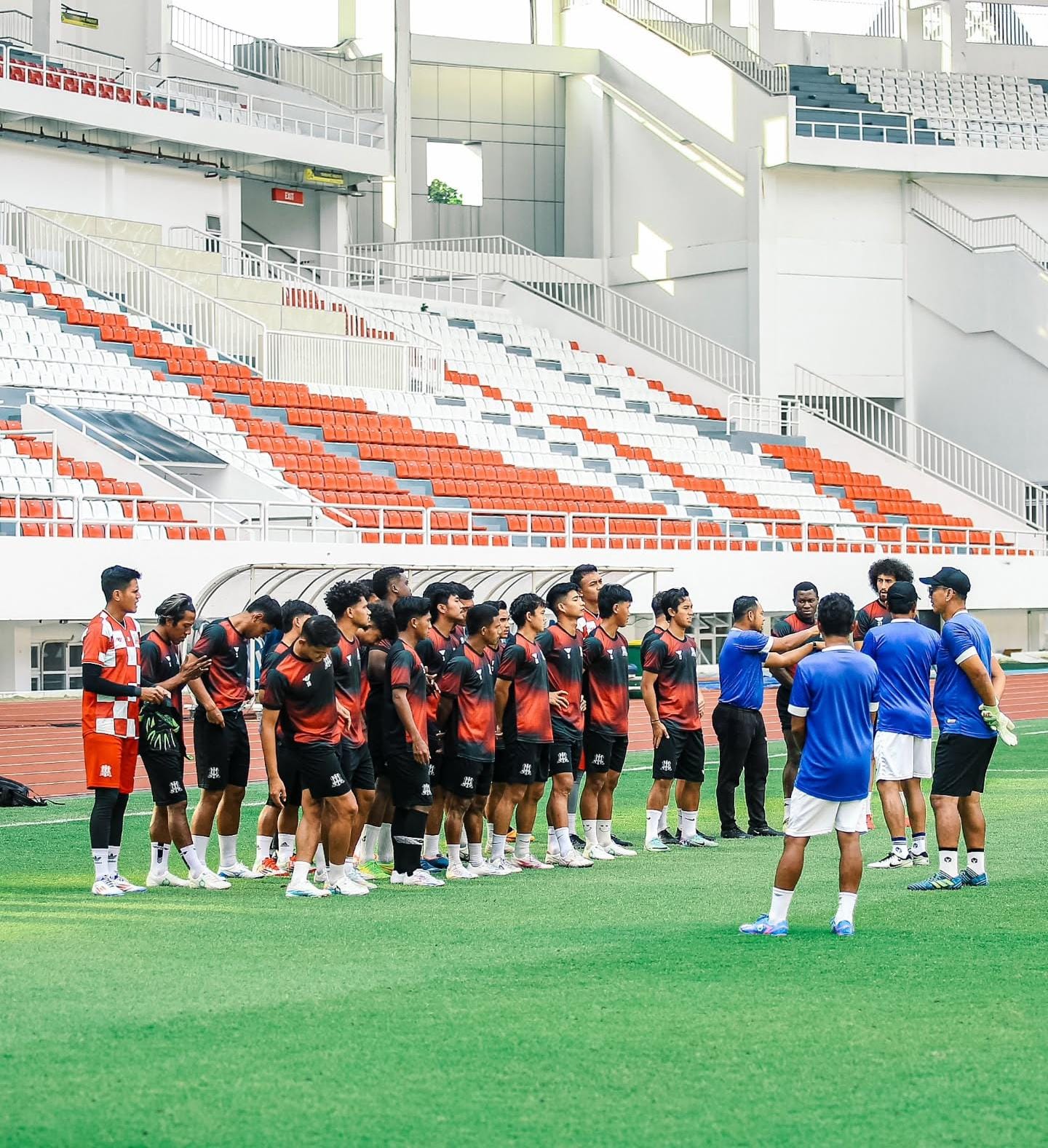 FOKUS: Pemain Deltras Sidoarjo saat uji coba lapangan di Stadion Jatidiri, Semarang.