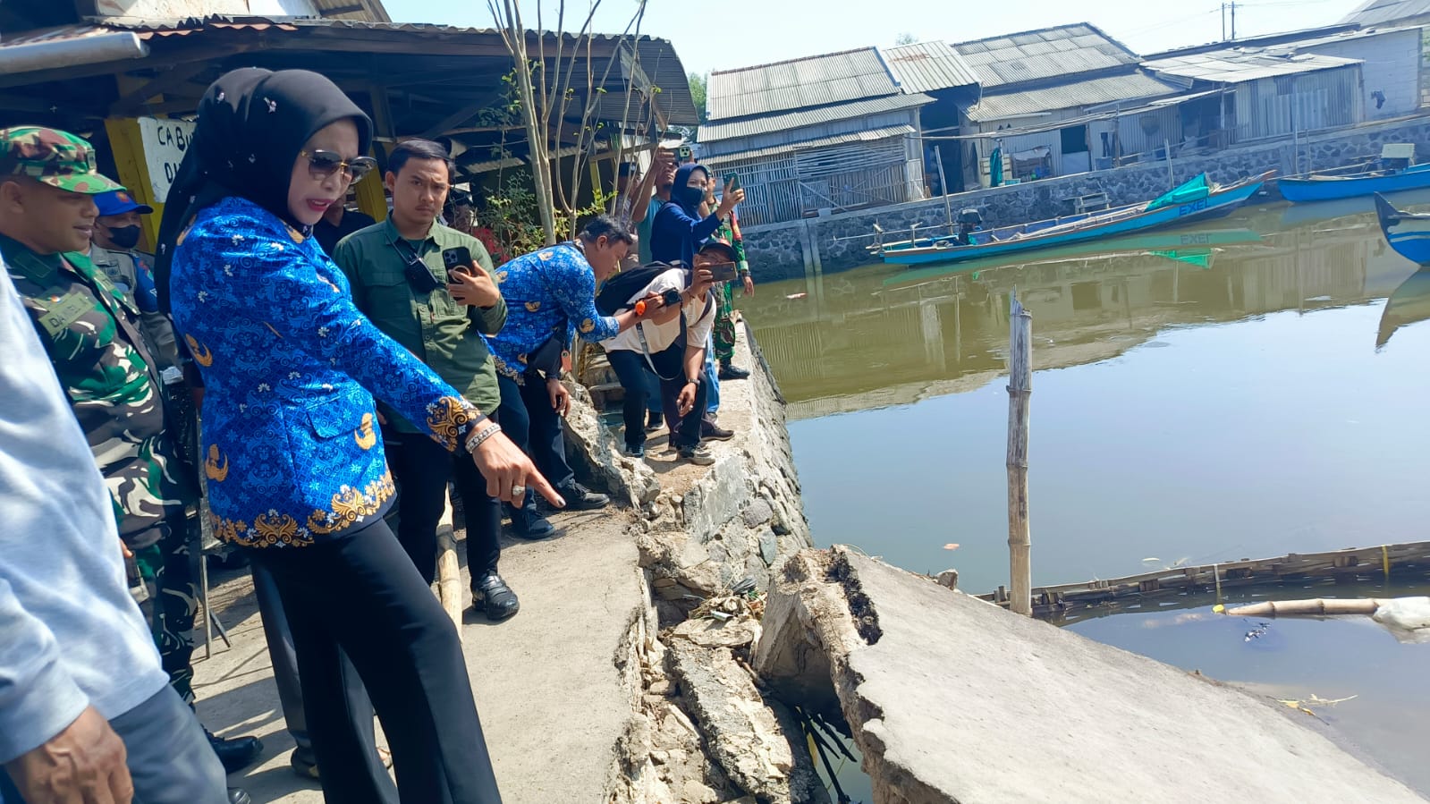 SIDAK: Wakil Bupati Sidoarjo Mimik Idayana meninjau lokasi jembatan ambruk di Dusun Gisik Kidul, Desa Tambak Cemandi, Kecamatan&nbsp;Sedati, Jumat (17/10) pagi.