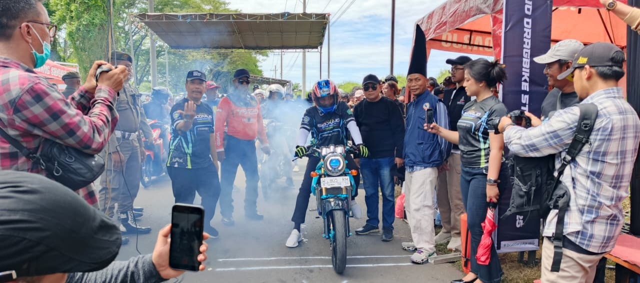 KENCANG: Bupati Sidoarjo Subandi saat mencoba motor dalam gelaran Dragbike Street Rice di bekas tol HK Kecamatan Jabon. (M SAIFUL ROHMAN/RADAR SIDOARJO)