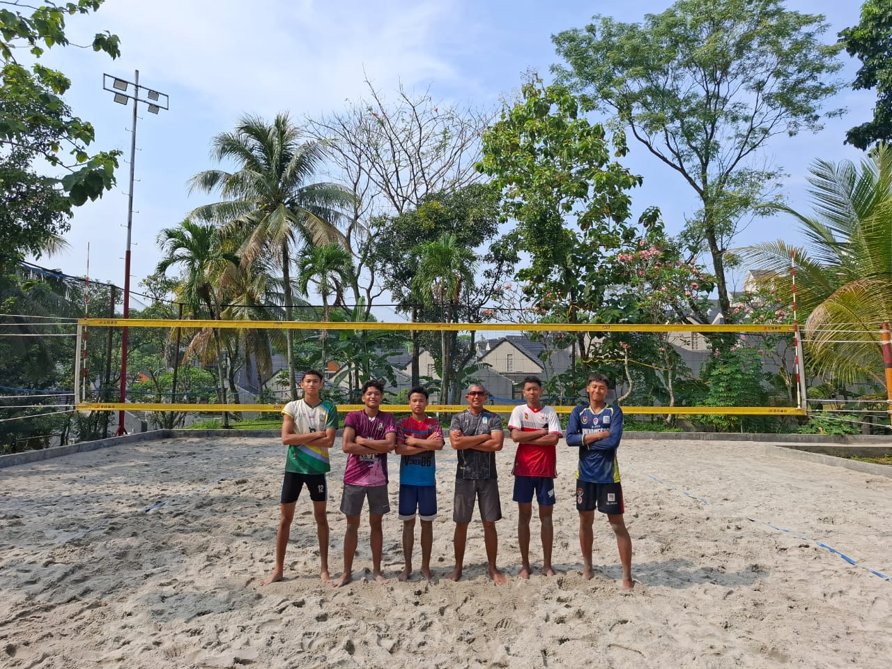 BANGGA: Atlet bola voli pantai Sidoarjo Hafiyan Azam Nurudin dan pelatih bola voli pantai Sidoarjo Bambang Eko Suhartawan resmi bergabung dengan Timnas Bola Voli Pantai Indonesia.
