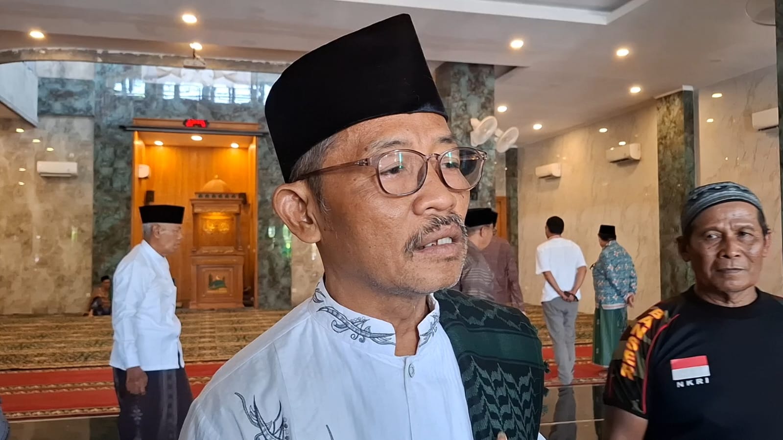 DUKUNGAN: Ketua Alumni Ponpes Al-Khoziny, Buduran, KH Zainal Abidin. (M SAIFUL ROHMAN/RADAR SIDOARJO)