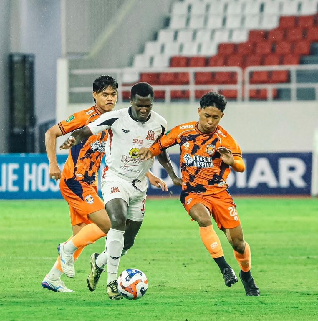 MENANG: Pemain Deltras Sidoarjo, Neville Tengeg saat berduel dengan dua pemain Kendal Tornado FC. (FOTO DELTRAS SIDOARJO)