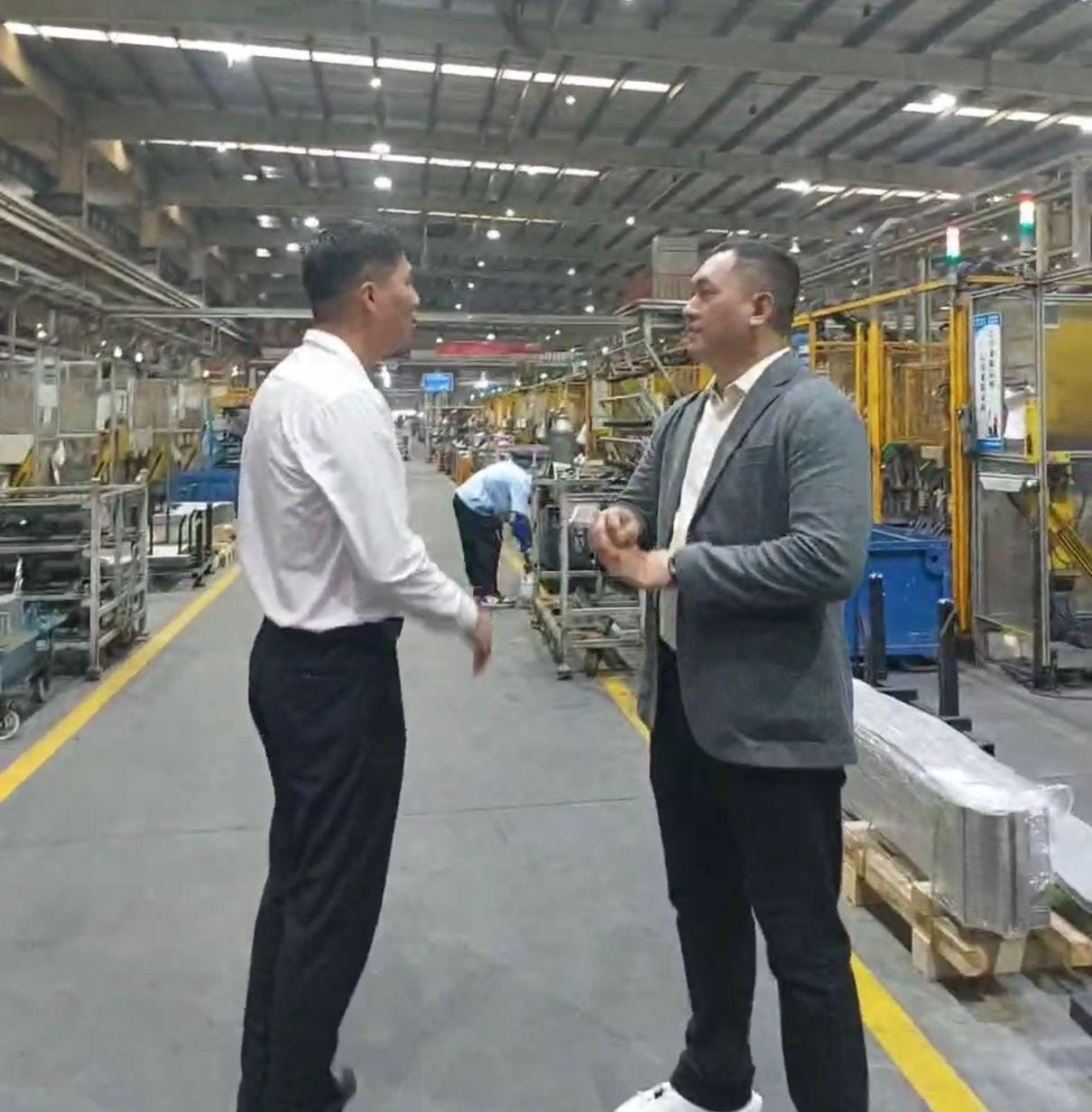 KOLABORASI: Factory Tour Kepala SMK Krian 2 Sidoarjo ditemani Direktur Guangdong Foday Automobiles Co., Ltd. di Fosan City, Provinsi Guangdong, China.(IST/RADAR SURABAYA)