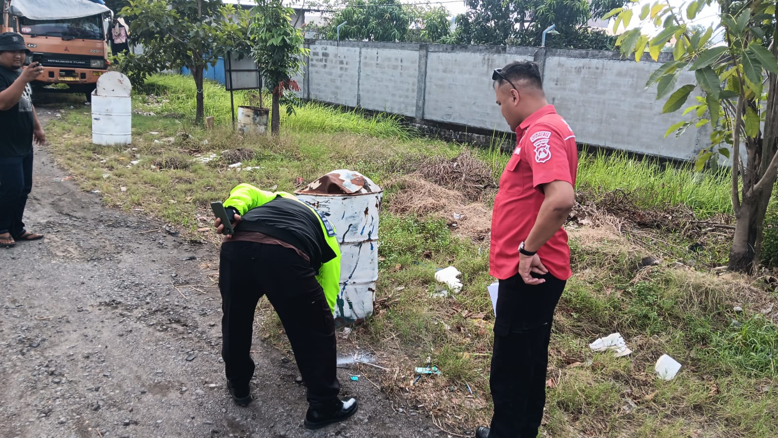 PENYELIDIKAN: Polisi sedang melakukan olah TKP di Bypass Krian, Sidoarjo, Senin (20/10).