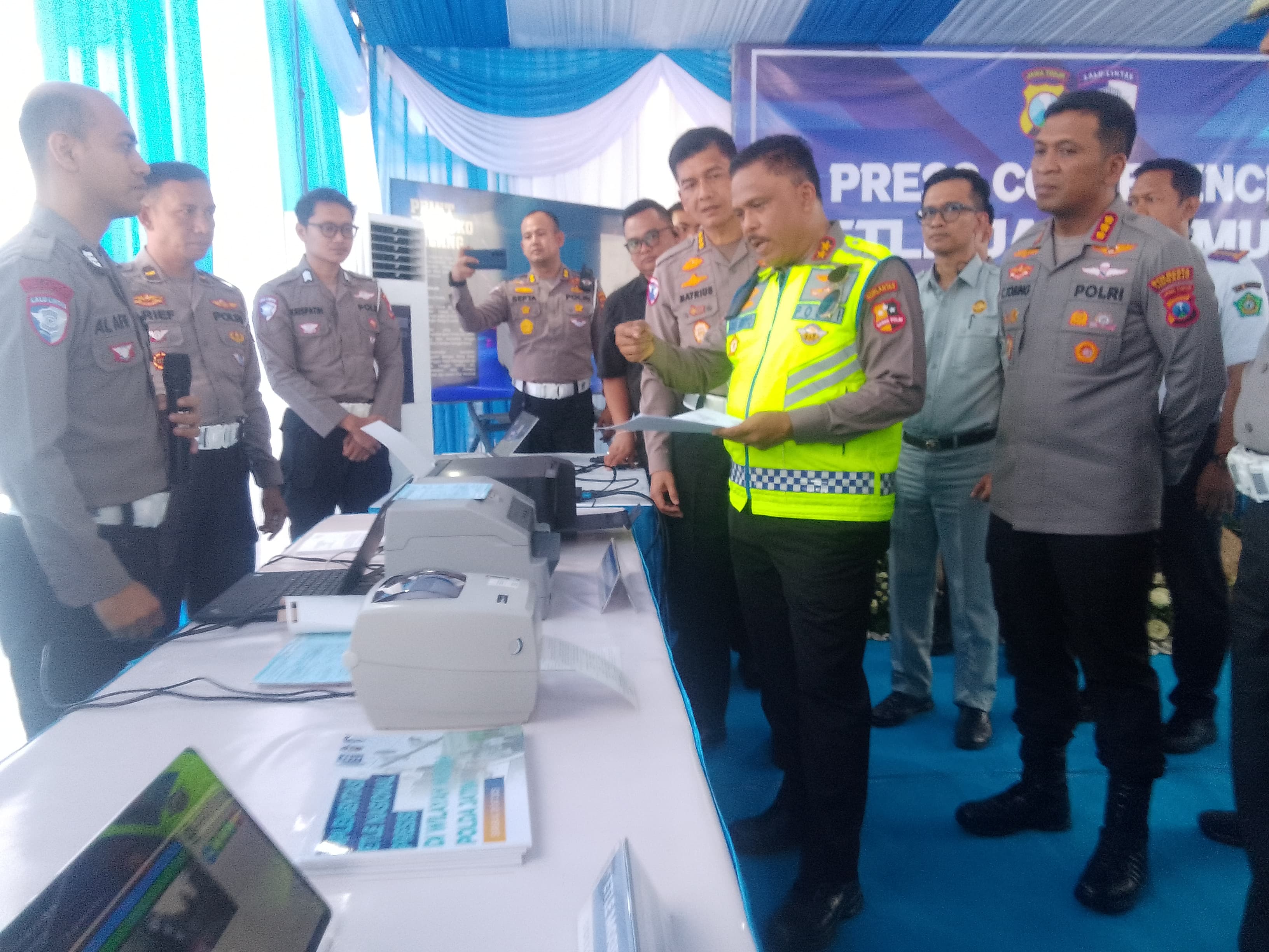 PERKEMBANGAN : Kakorlantas Polri Irjen Pol Agus Suryonugroho menunjukkan jenis-jenis ETLE di Polresta Sidoarjo, Senin (20/10). Ia targetkan 1.000 ETLE di Jatim. (DIKY SANSIRI/RADAR SIDOARJO)
