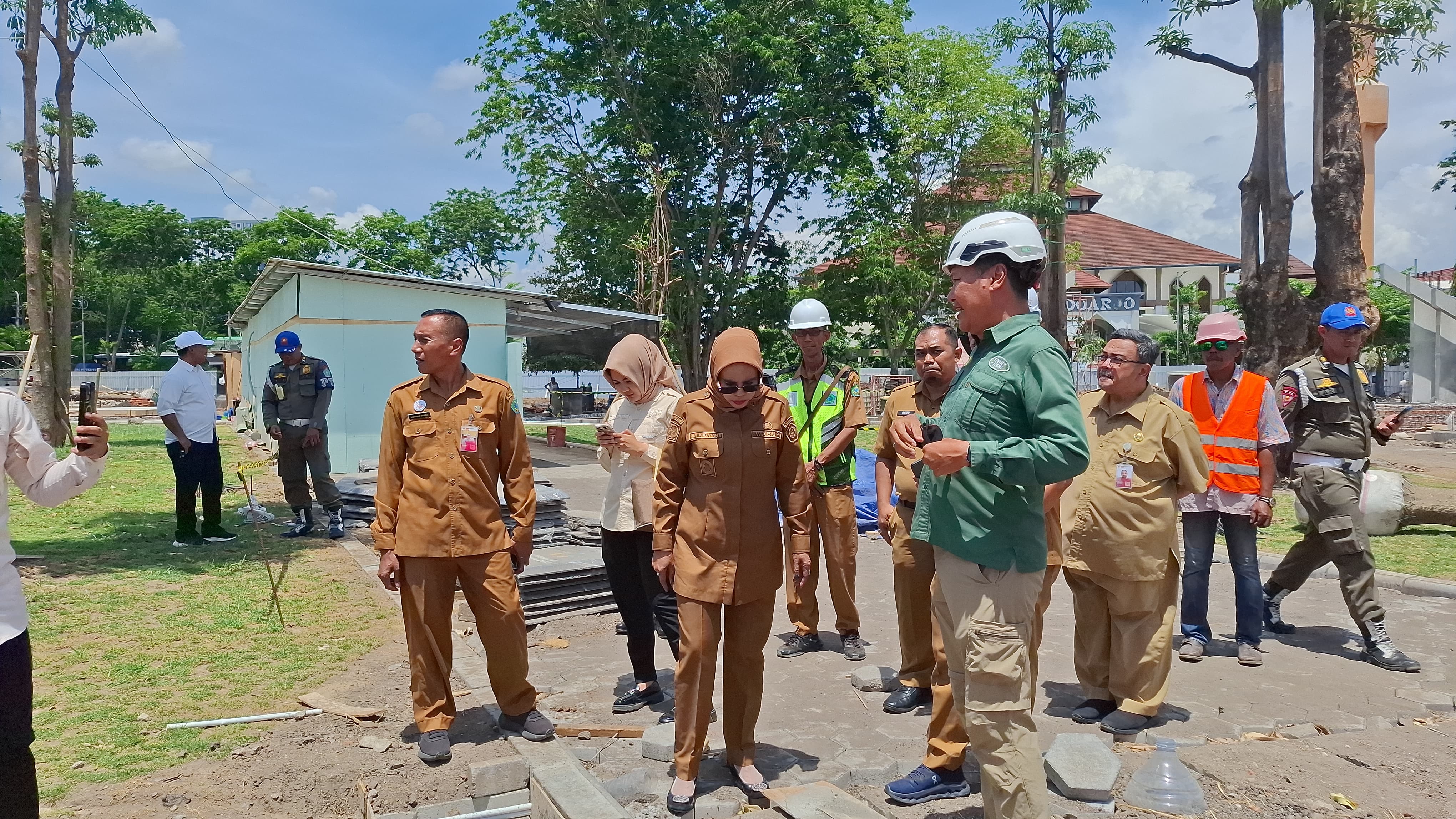 MENINJAU: Wakil Bupati Sidoarjo Mimik Idayana saat sidak Alun-alun Sidoarjo. (M SAIFUL ROHMAN/RADAR SIDOARJO)
