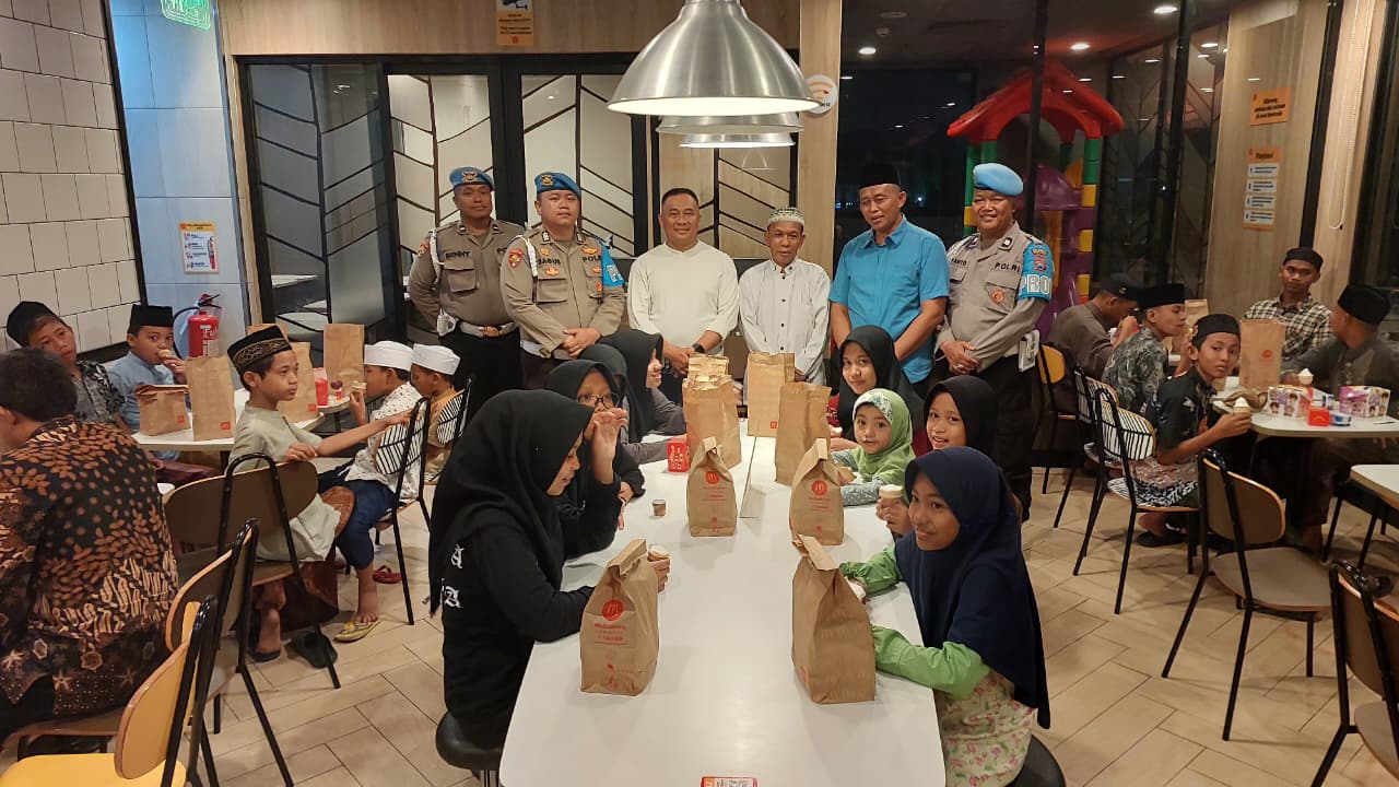 PEDULI: Propam Polresta Sidoarjo ajak makan anak yatim.