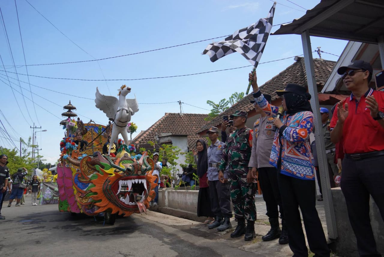 DIBERANGKATKAN: Wakil Bupati Sidoarjo Mimik Idayana memberikan dukungan penuh terhadap pelaksanaan pawai budaya yang digelar warga Desa Semambung, Jabon.